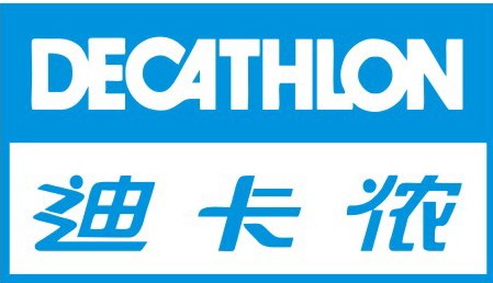 迪卡儂客戶與帽子廠員工交談